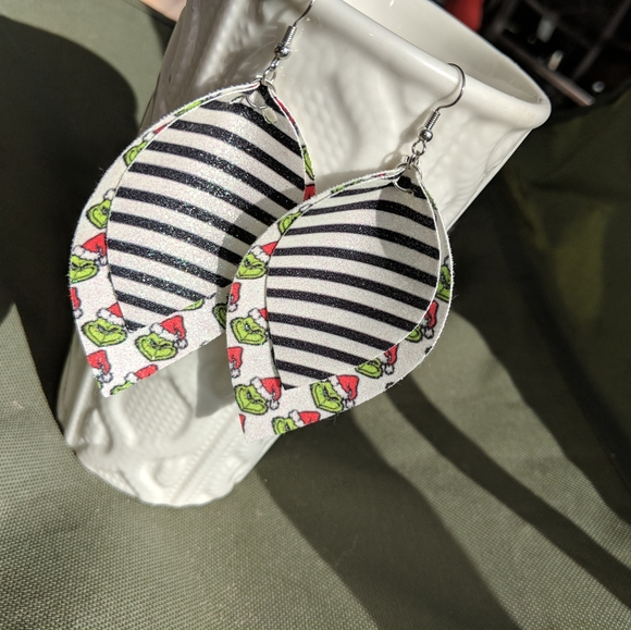 Earring - Picture 1 of 1